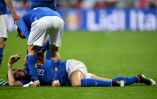 إصابة مدافع يوفنتوس مع منتخب إيطاليا تربك حسابات بيرلو و مانشيني
