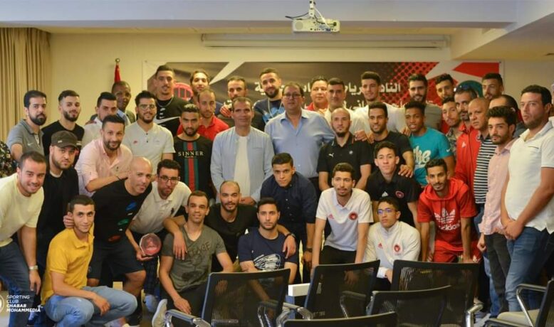 هشام ايت منا يحتفل بتتويج أسود الصالة بلقب كأس العرب