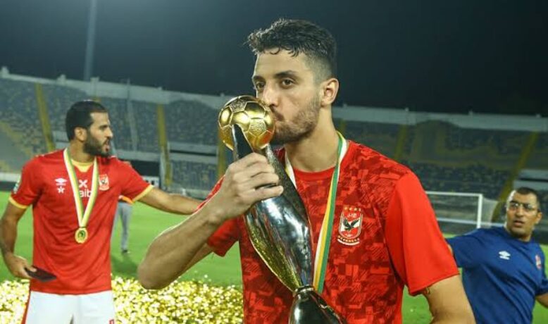 لاعب المنتخب الأولمبي  طاهر محمد طاهر يشكر زملائه بعد توديع الأولمبياد