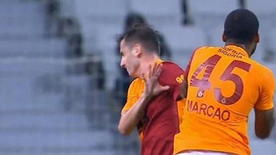 ماركوس لاعب غلطة سراي التركي يضرب زميله