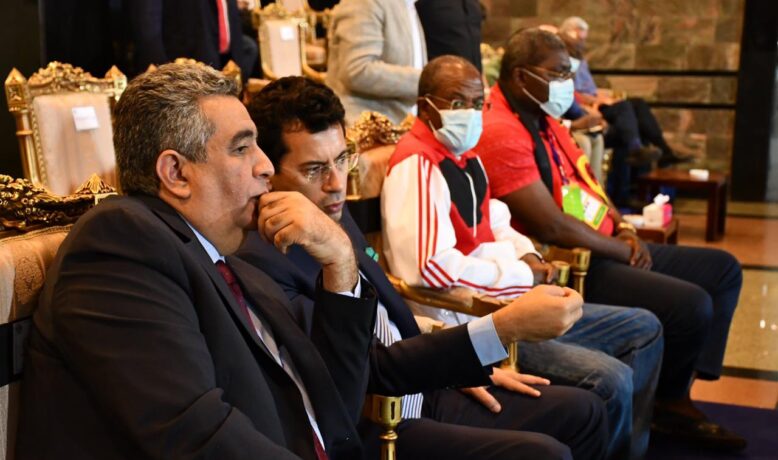 وزير الرياضة المصري يساند منتخب مصر امام انجولا