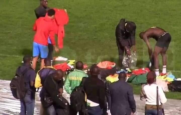 لقطة طريفة... منتخب بوركينافاسو يرتدى ملابسه على أرضية الملعب