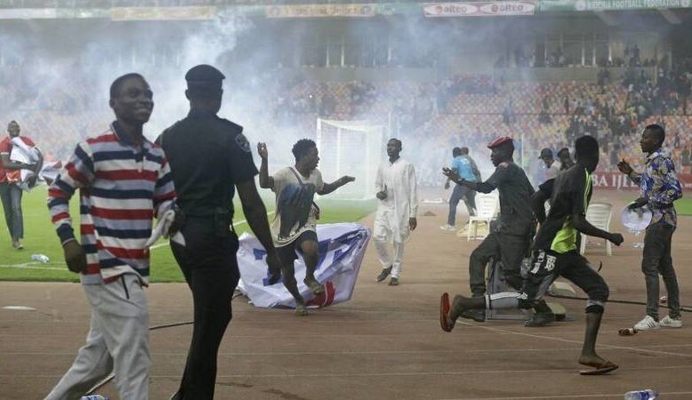 أحداث شغب مباراة نجيريا و غانا تؤدي إلى وفاة طبيب الكاف