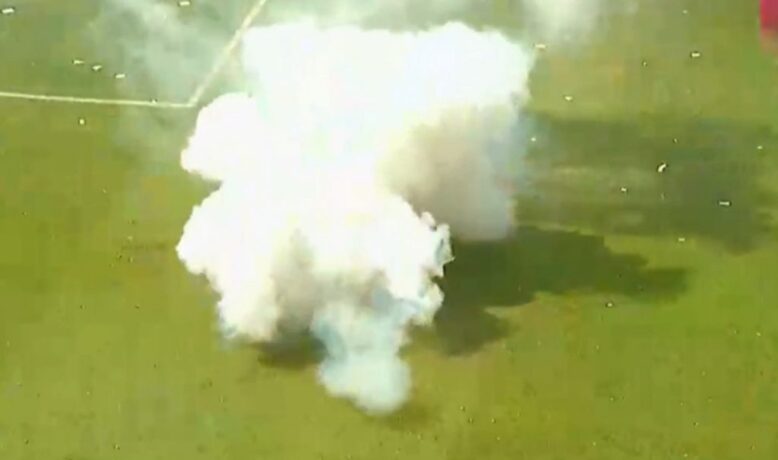 فيديو: إلقاء قنبلة داخل الملعب في قمة الدوري الأرجنتيني