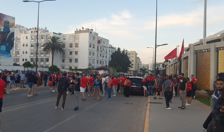 محاولة فاشلة من جماهير الأهلي لاقتحام دونور خلال الحصة التدريبية لفريقها