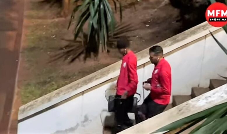 فيديو: تركيز كبير من لاعبي الوداد فور وصول حافلتهم إلى دونور قبل مباراة مولودية وجدة