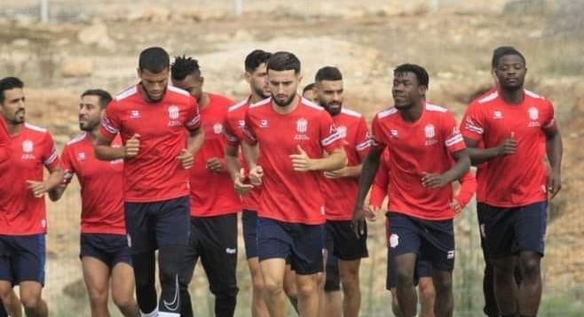 لاعبو حسنية أكادير يجمدون إضرابهم عن التداريب بعد وعود جديدة