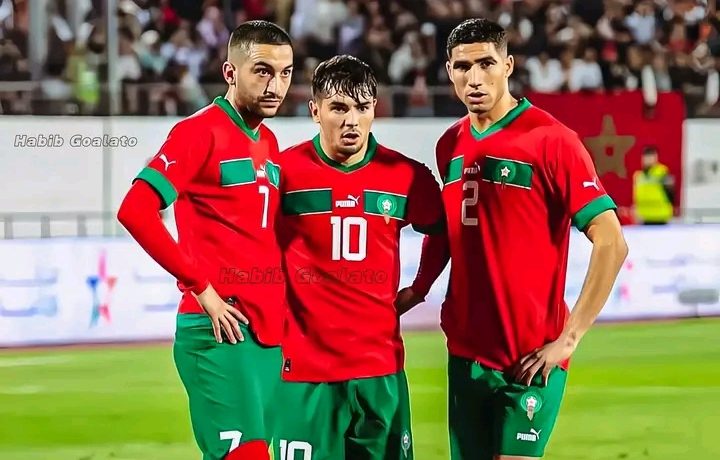 لاعب مغربي يجاور حكيم زياش بغلطة سراي