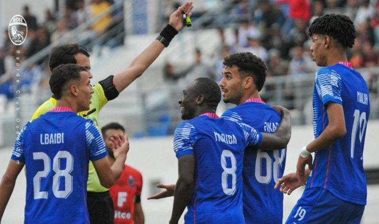 فريق جديد بالدوري الاحترافي ينفصل عن مدربه