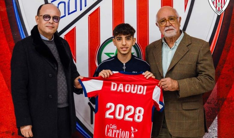 المغرب التطواني يحصن نجمه بعقد طويل الأمد