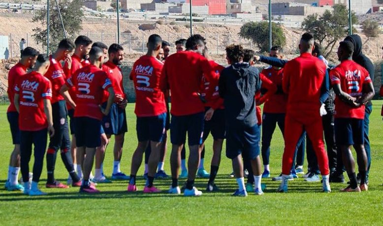 مدرب بالدوري الاحترافي يتسبب في انقسامات وتهديدات بالاستقالة داخل المكتب