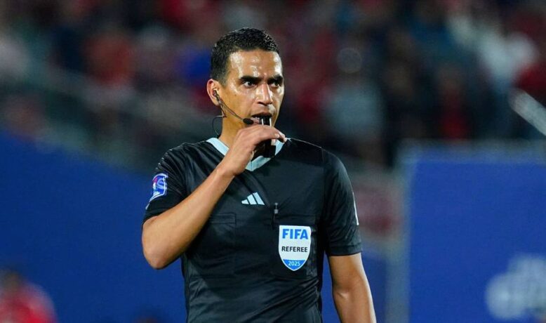 طاقم تحكيم مغربي لقيادة مباراة أوغندا وتنزانيا بالكان