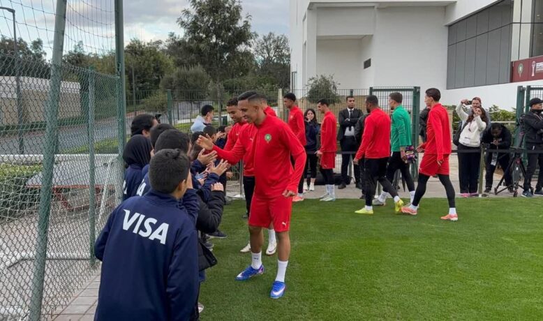 في لفتة إنسانية.. أسود الأطلس يفتحون أبواب التداريب لأبناء شهداء الأمن الوطني