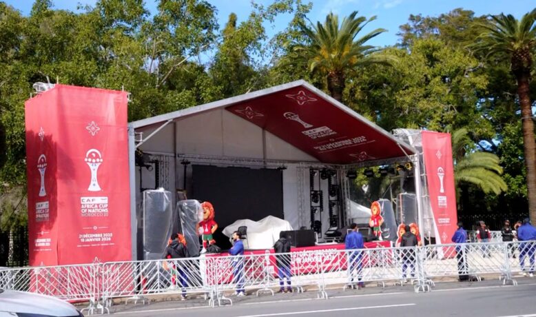 سوء أحوال الطقس يتسبب في إغلاق العديد من المناطق المخصصة للمشجعين