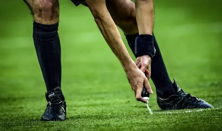 مديرية التحكيم تعلن طاقم حكام مؤجل الجولة السابعة بين نهضة بركان والرجاء