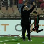 الجيش الملكي يحتج رسميًا لدى الكاف بعد أحداث رمي القارورات في مباراة الأهلي