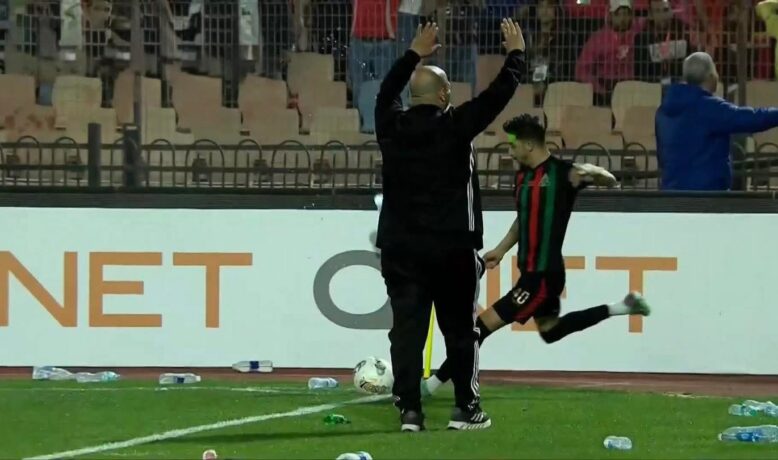 الجيش الملكي يحتج رسميًا لدى الكاف بعد أحداث رمي القارورات في مباراة الأهلي