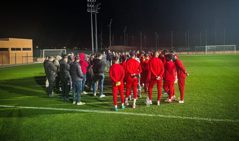 كريزي بويز تُوبّخ اللاعبين والطاقم التقني وتدعو للالتفاف حول الكوكب المراكشي قبل مواجهة الماص