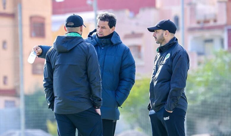 مدرب جديد يغادر الدوري الاحترافي بعد أزمات داخلية مع اللاعبين والجماهير