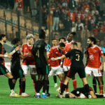 لجنة الانضباط بالكاف تعاقب جماهير الأهلي بالإيقاف مباراتين وغرامة مالية بعد أحداث مباراة الجيش الملكي