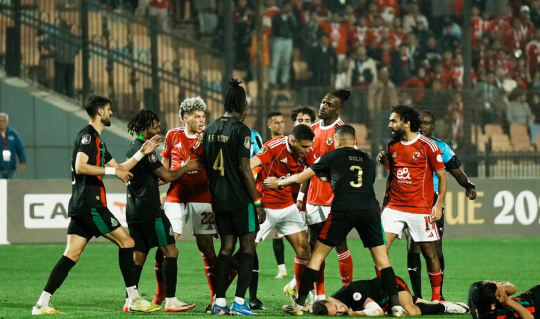 لجنة الانضباط بالكاف تعاقب جماهير الأهلي بالإيقاف مباراتين وغرامة مالية بعد أحداث مباراة الجيش الملكي